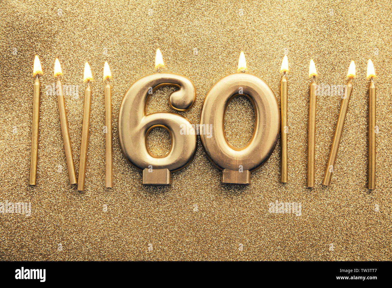 Bougie célébration d'or numéro 60 sur un fond transparent Banque D'Images