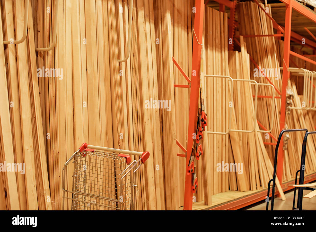 Rack avec des planches en bois en entrepôt Banque D'Images