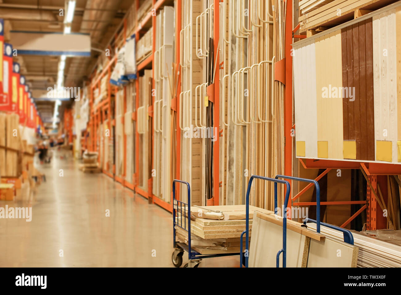 Les racks de l'allée avec des planches en entrepôt Banque D'Images