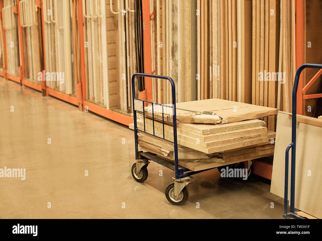 Les planches de bois sur le cargo panier en entrepôt Banque D'Images