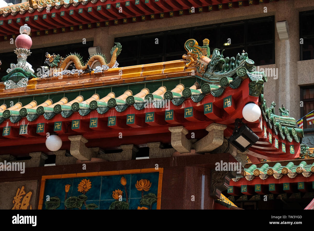 Kwan Im Thong Hood Cho Temple à Singapour, Close up of Buddhist Sauwastika décoration sur les tuiles du toit. Aussi connu comme Swastika selon la conception. Banque D'Images