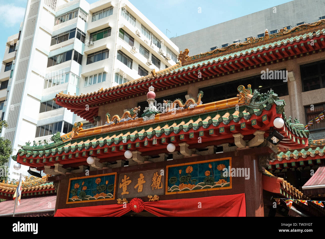 Kwan Im Thong Hood Cho Temple à Singapour, Close up of Buddhist Sauwastika décoration sur les tuiles du toit. Aussi connu comme Swastika selon la conception. Banque D'Images