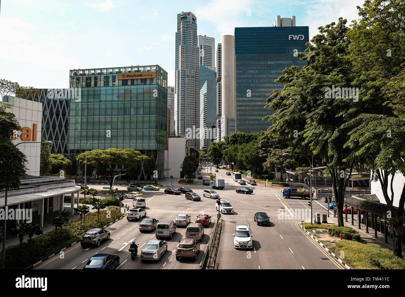 Un paysage urbain à la vue de Merchant Road Singapore vers une zone de grande circulation jonction avec des gratte-ciel du quartier financier, Boat Quay Banque D'Images