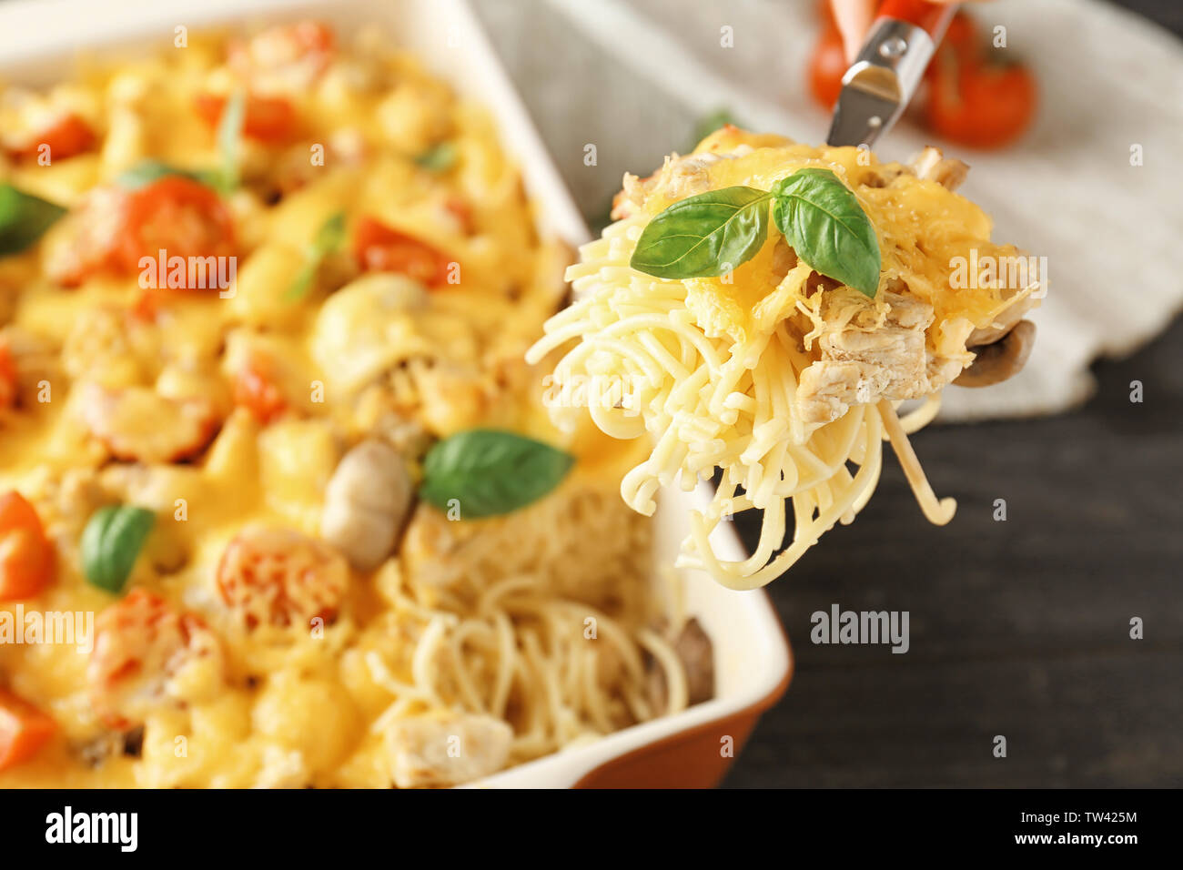 Délicieux avec une cuillère tetrazzini à la dinde rôtie sur table de cuisine Banque D'Images