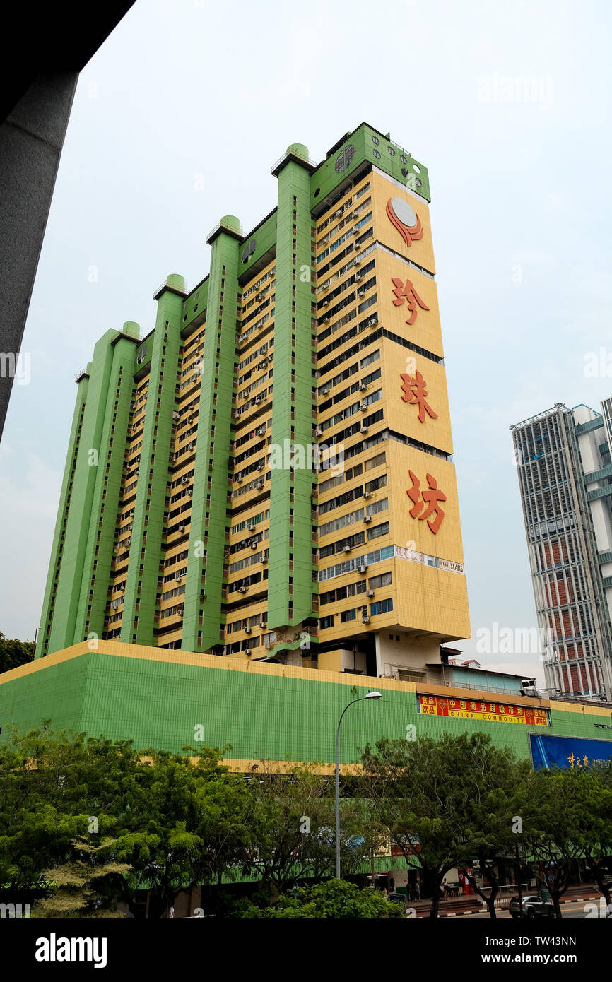 Les peuples d'un parc de 31 étages des années 1970, la construction des logements, de la nourriture et un centre commercial situé dans le quartier chinois de Singapour. Banque D'Images