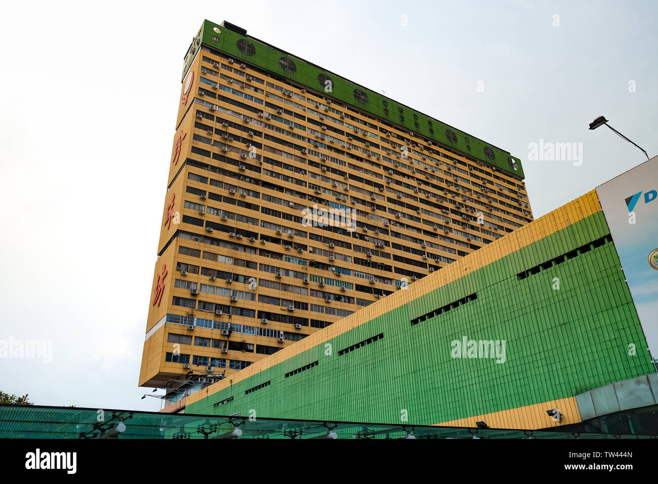 Les peuples d'un parc de 31 étages des années 1970, la construction des logements, de la nourriture et un centre commercial situé dans le quartier chinois de Singapour. Banque D'Images