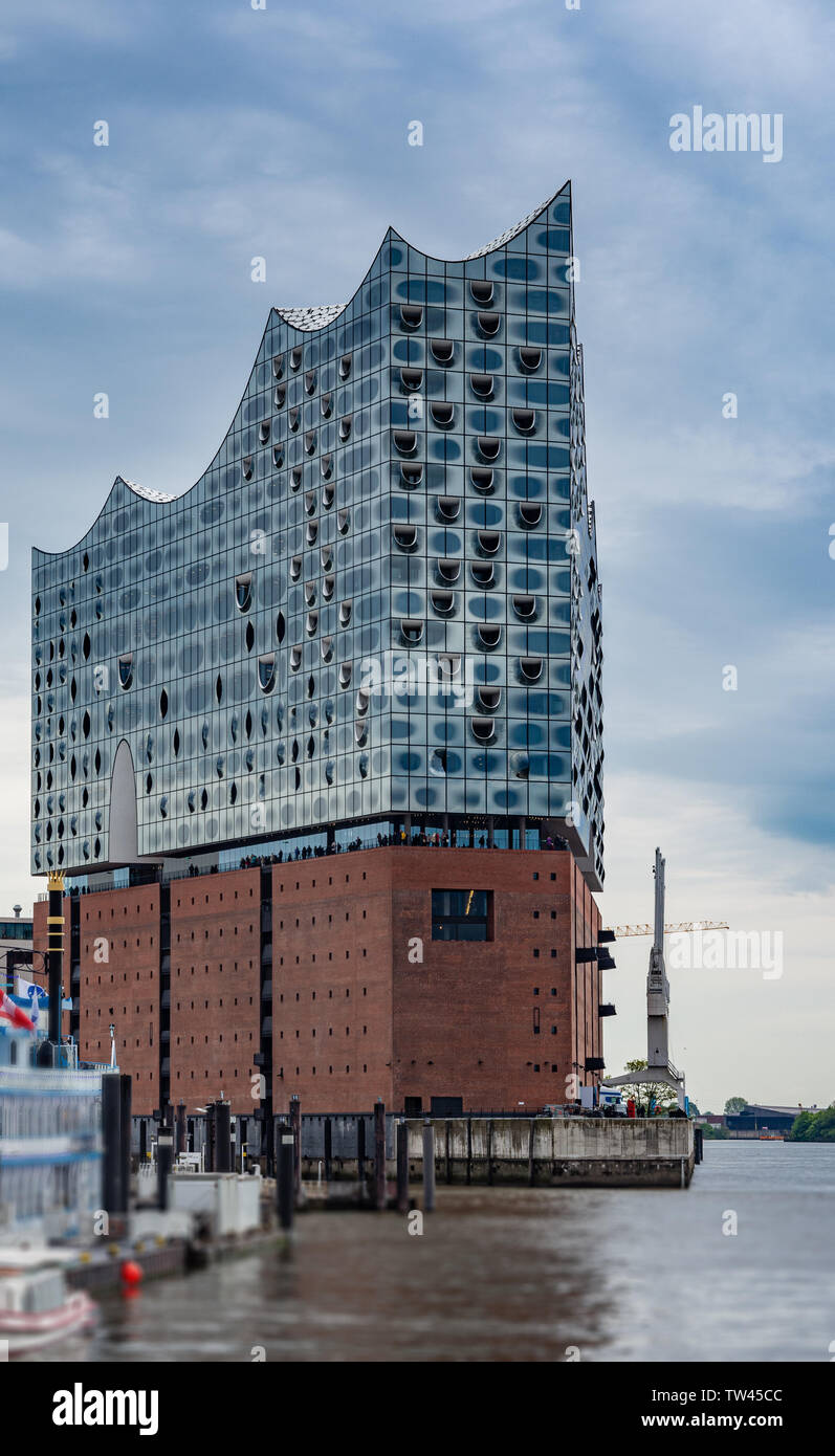 Hambourg, Allemagne - 17 MAI 2019 : Elbe Philharmonic ou Elbphilharmonie est une salle de concert dans la ville de Hambourg en Allemagne Banque D'Images