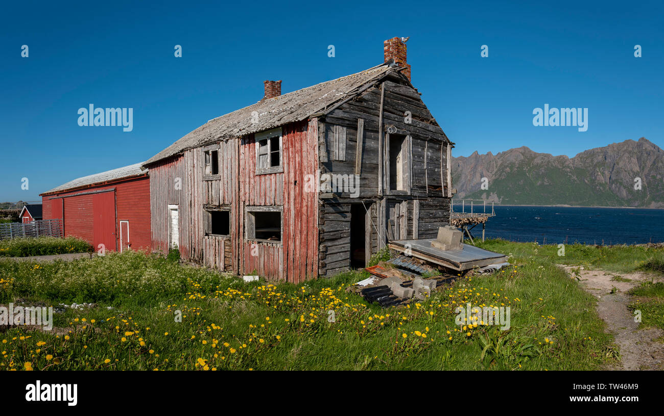 Vieille maison qui a connu des jours meilleurs,Bo dans Vesteralen, la Norvège. Banque D'Images