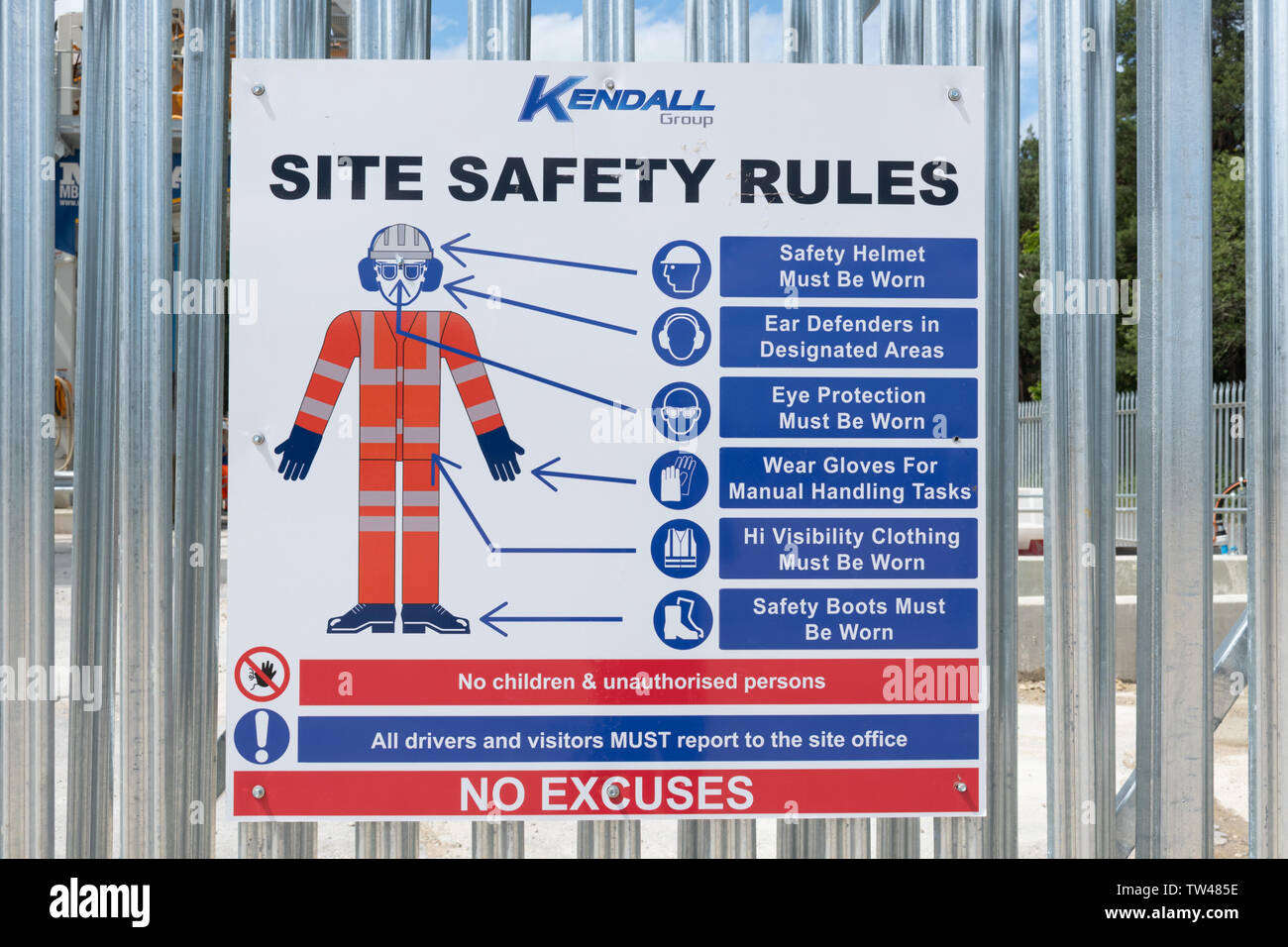 Avis sur un site industriel (usine à béton) expliquant les règles de sécurité du site concernant l'équipement de protection individuelle, UK Banque D'Images