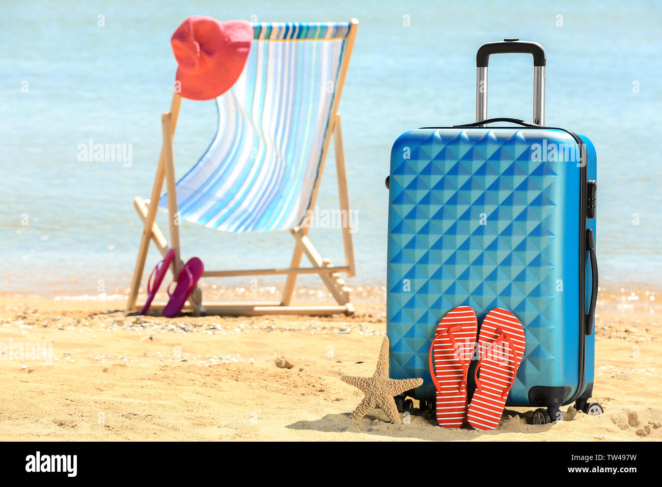Paniers-valise, chaise de plage et accessoires à bord de mer. Locations de  concept Photo Stock - Alamy