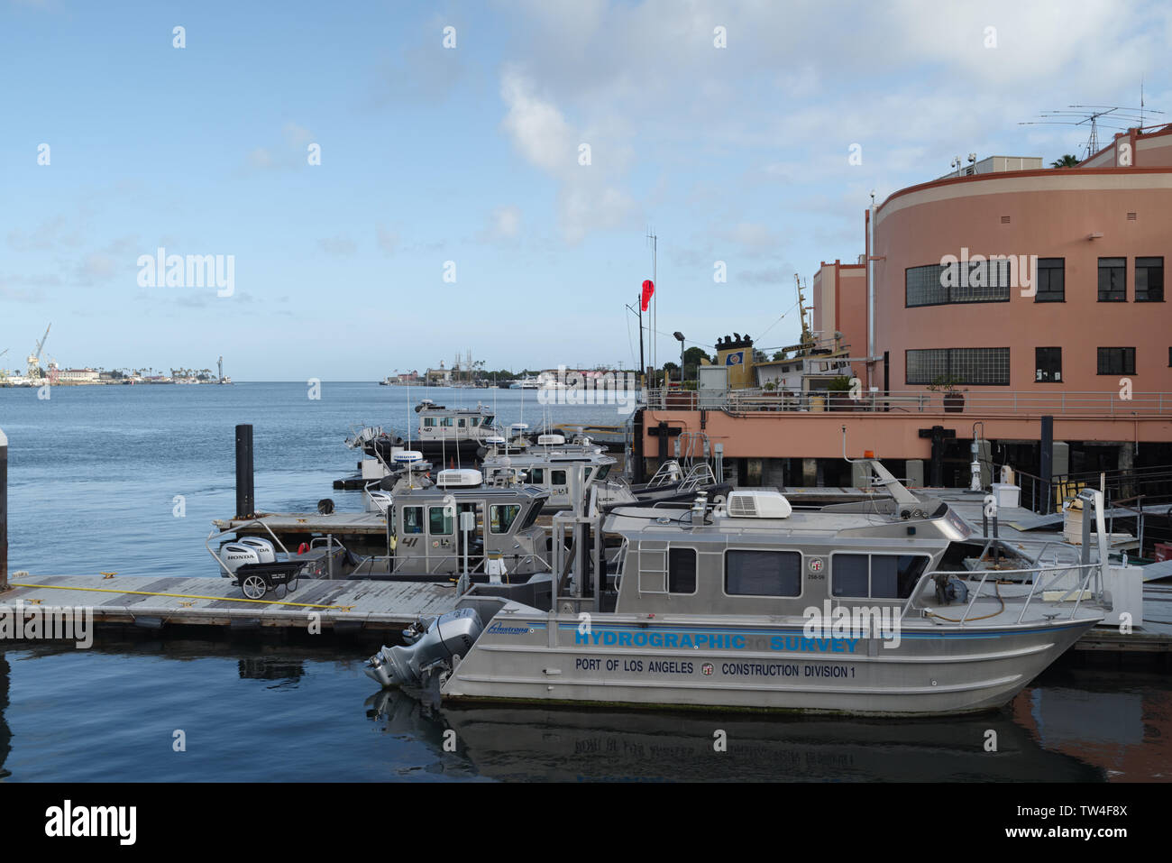 Image montrant plusieurs bateaux de la Police du Port de Los Angeles à quai par le Musée Maritime de Los Angeles. Banque D'Images