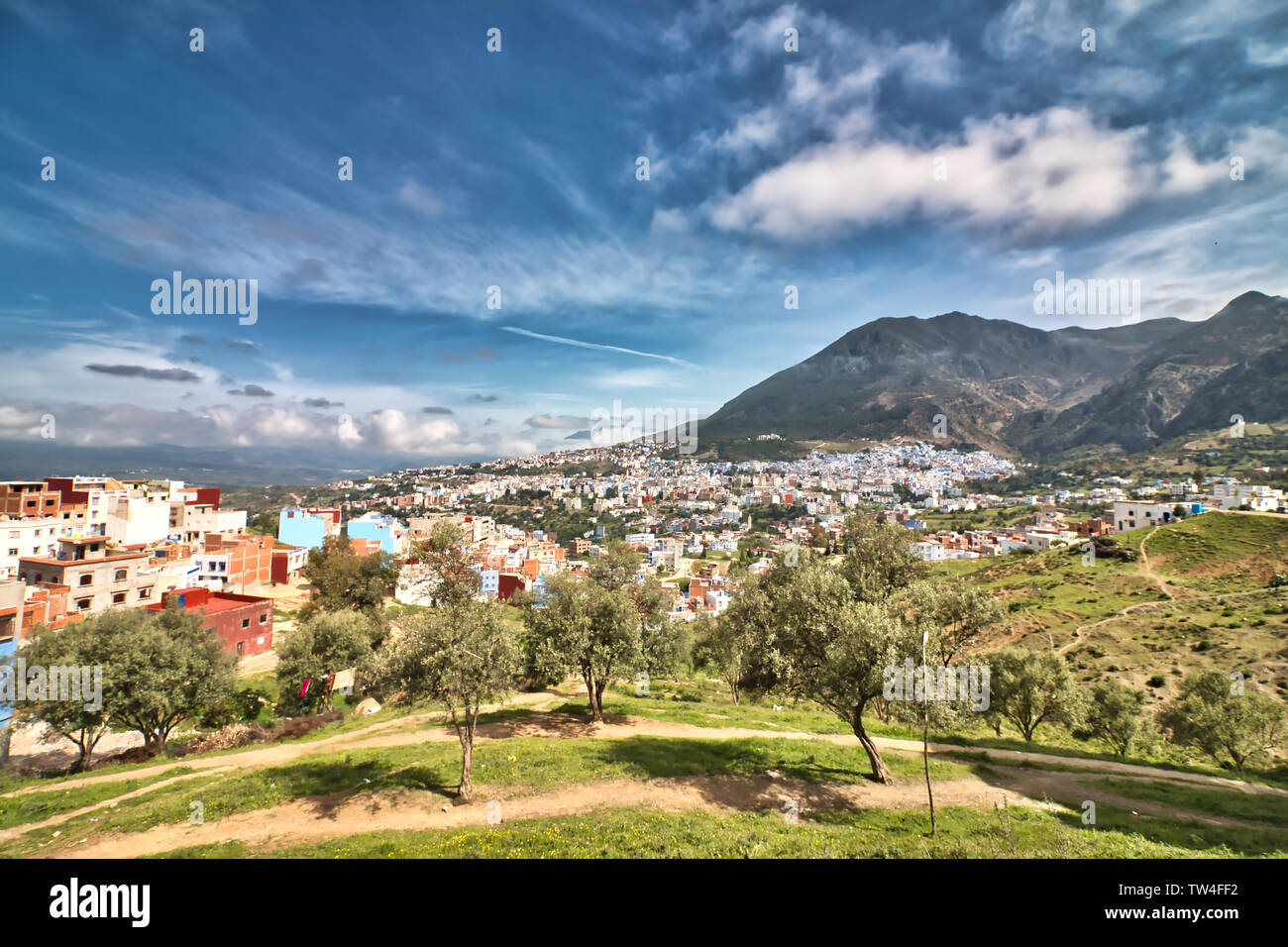 Vue panoramique de Chaouen (Chefchaouen), ou ce qu'on appelle la ville bleue, l'un des endroits les plus visités par les touristes dans le nord du Maroc. Banque D'Images
