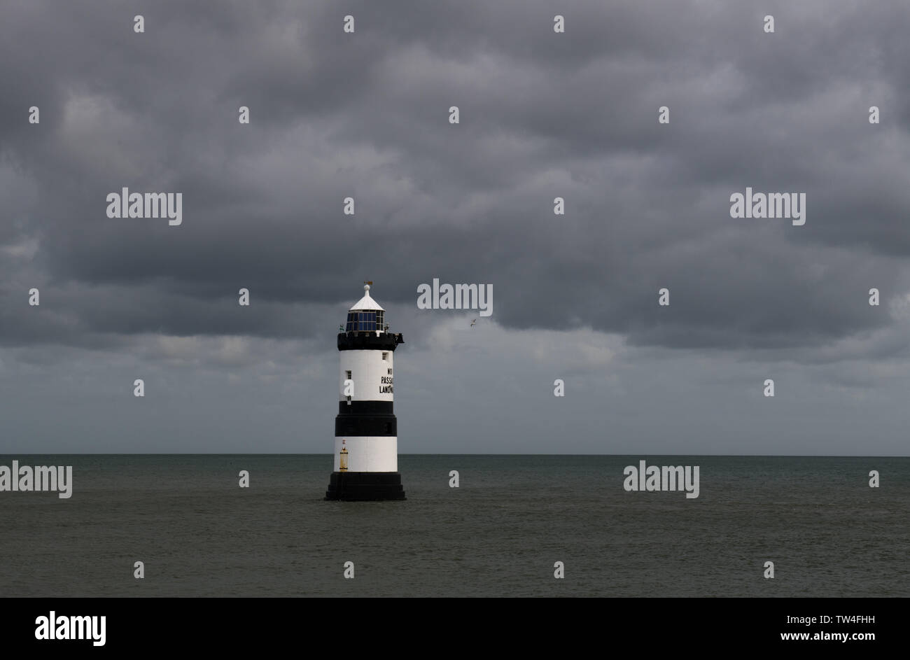 Penmon phare au large de la côte d'Anglesey près de Bangor, au nord du Pays de Galles Banque D'Images