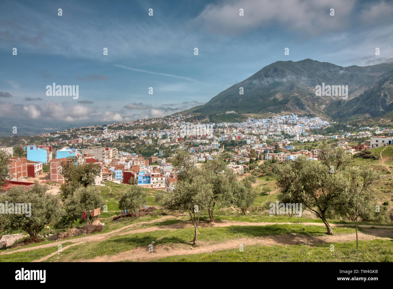 Vue panoramique de Chaouen (Chefchaouen), ou ce qu'on appelle la ville bleue, l'un des endroits les plus visités par les touristes dans le nord du Maroc. Banque D'Images