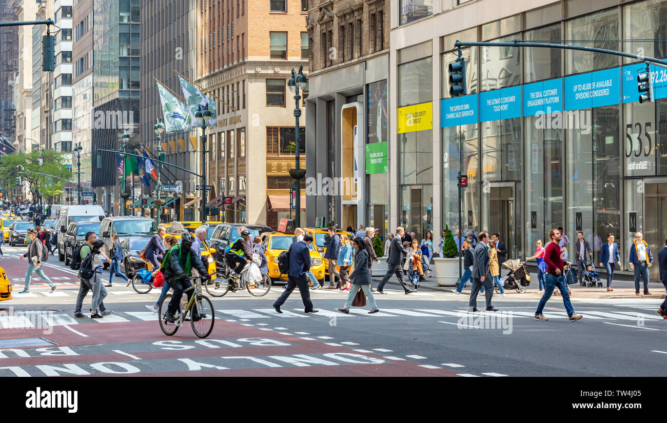USA, New York, Manhattan rues. Le 2 mai 2019. Gratte-ciel, les voitures et les personnes qui traversent la rue Banque D'Images