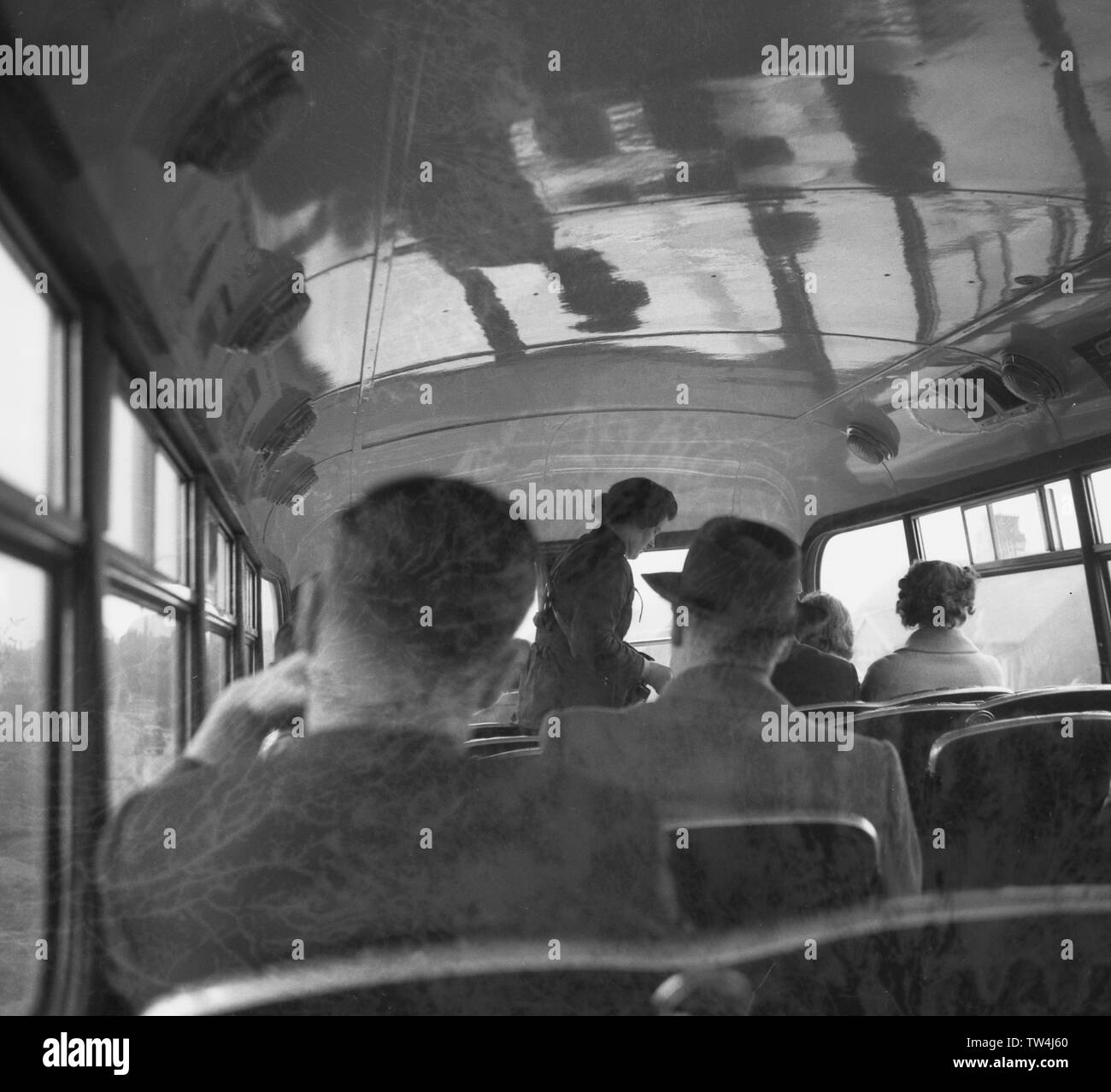 Années 1950, historiques, une femelle d'autobus desservant les passagers sur le haut d'un bus à impériale, England, UK. Banque D'Images