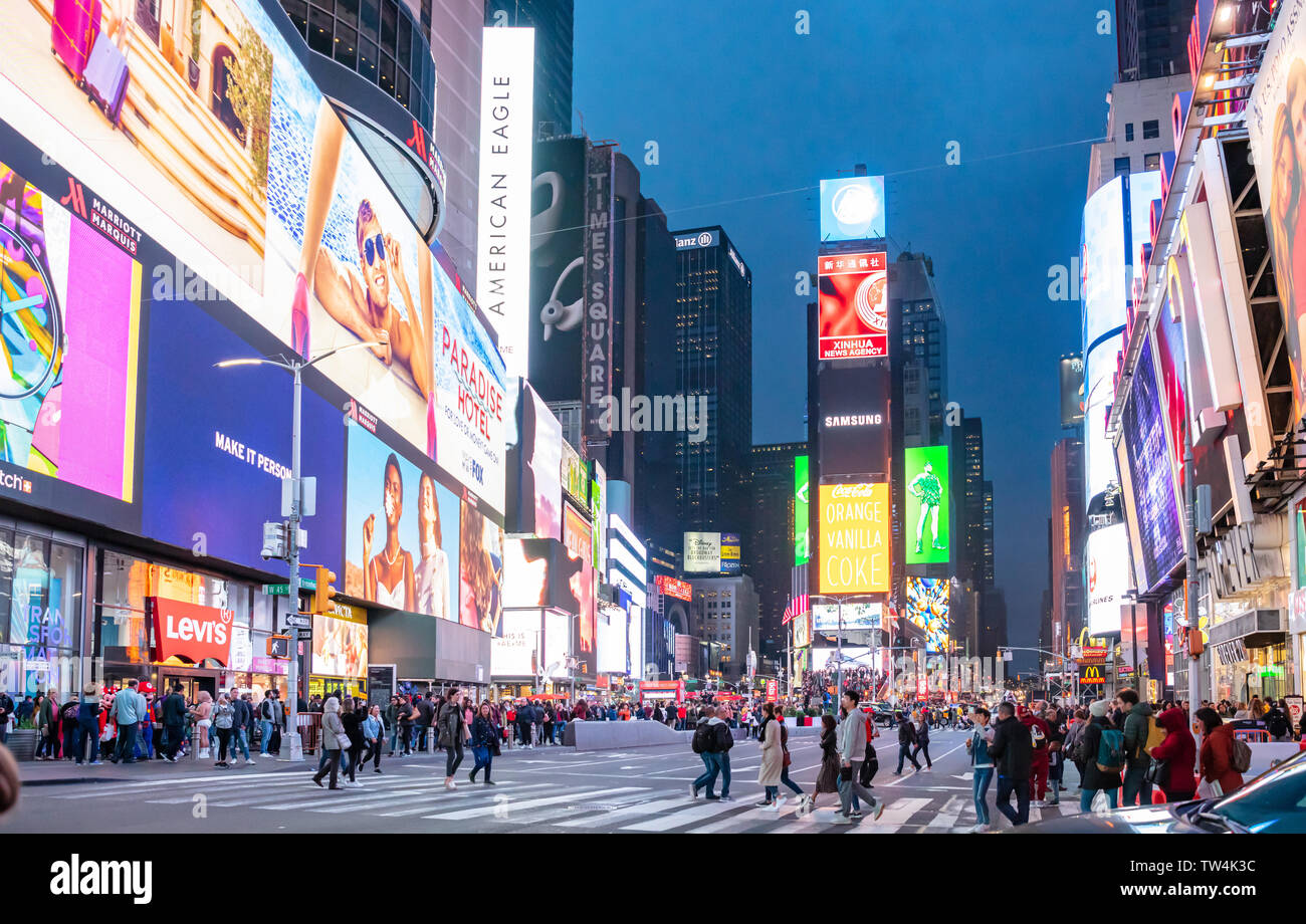 USA, New York, Manhattan. 3 mai, 2019.Times Square de nuit. Les bâtiments de grande hauteur, éclairé de néons colorés, de grandes annonces utilitaires, théâtres et peop Banque D'Images