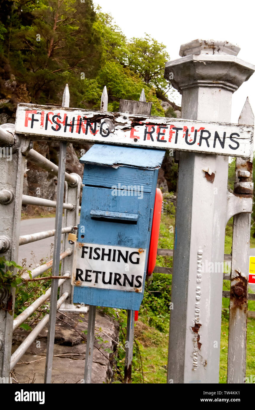 Une boîte où les pêcheurs peuvent retourner le permis de pêche. Banque D'Images