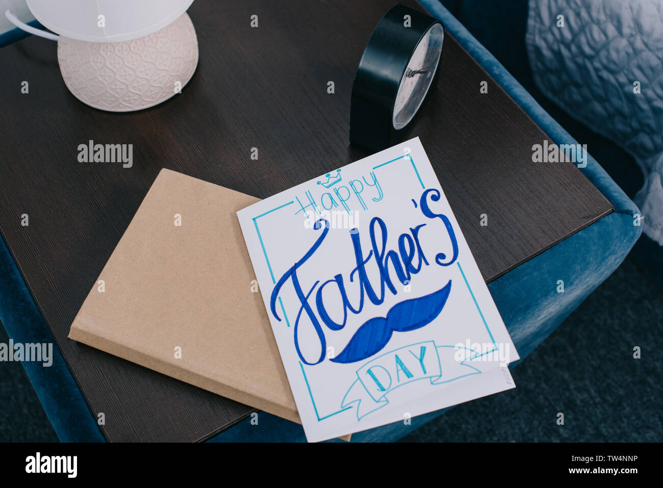 Heureux pères jours carte de souhaits avec moustache dessiné, réserver et réveil sur la table de chevet Banque D'Images