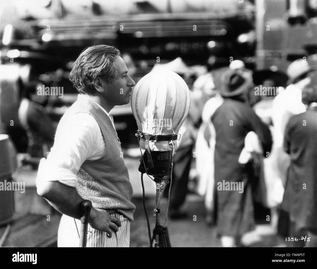 JOSEF von Sternberg diriger SHANGHAI EXPRESS 1932 on set franchise Paramount Pictures Banque D'Images