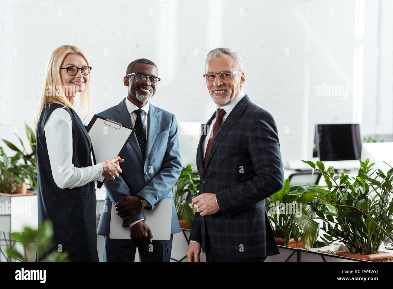 Selective focus of businessmen and businesswoman standing in office Banque D'Images