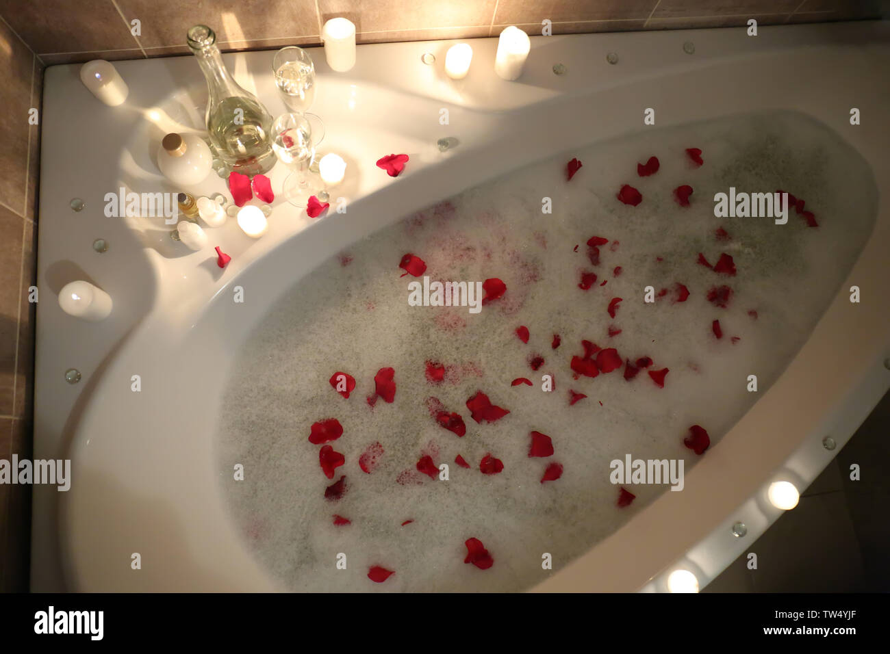 Baignoire Remplie De Mousse Et De Petales De Rose Prepare Pour Date Romantique Photo Stock Alamy