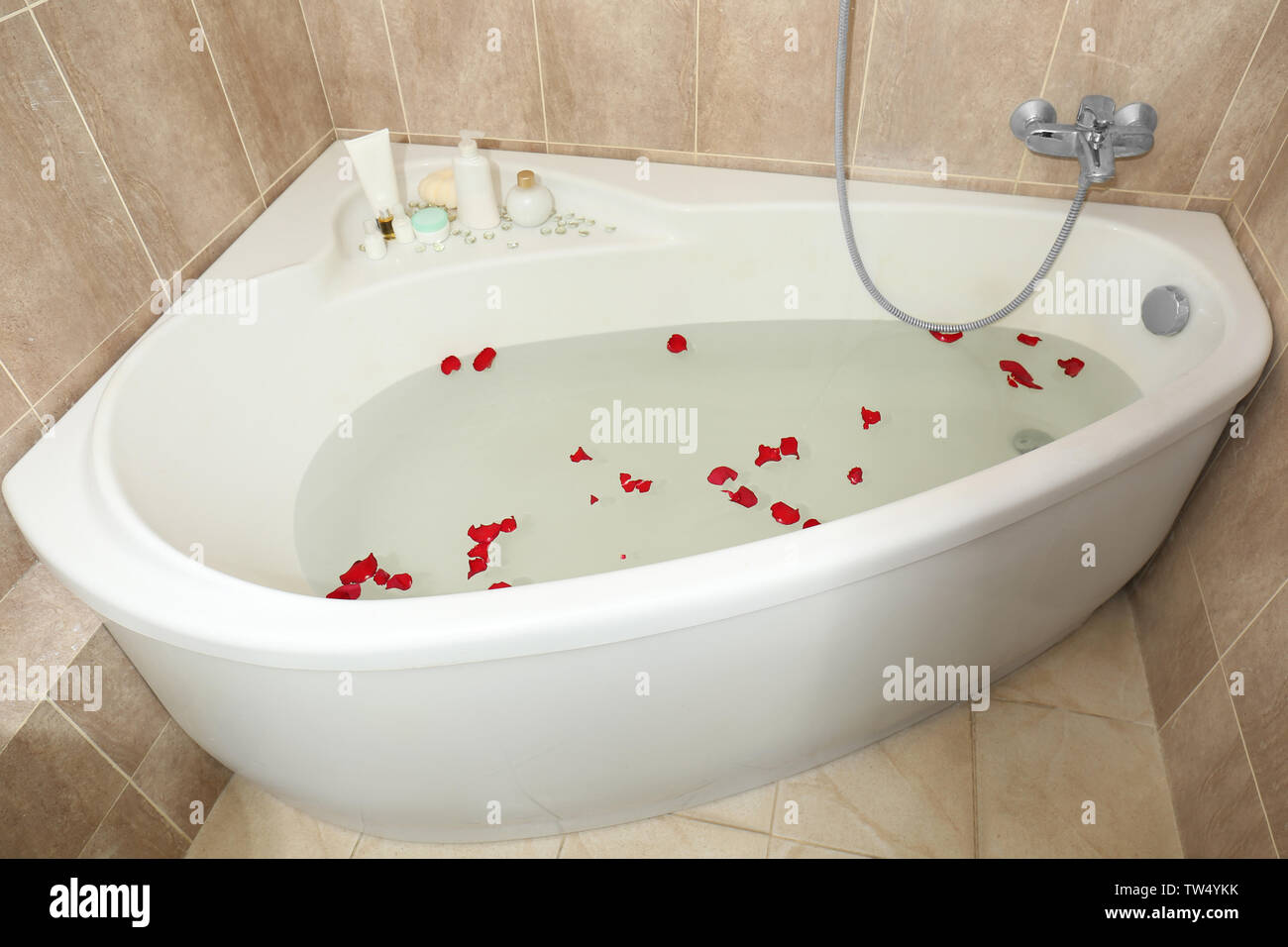Une baignoire remplie d'eau et de pétales de rose dans une télévision  moderne Photo Stock - Alamy