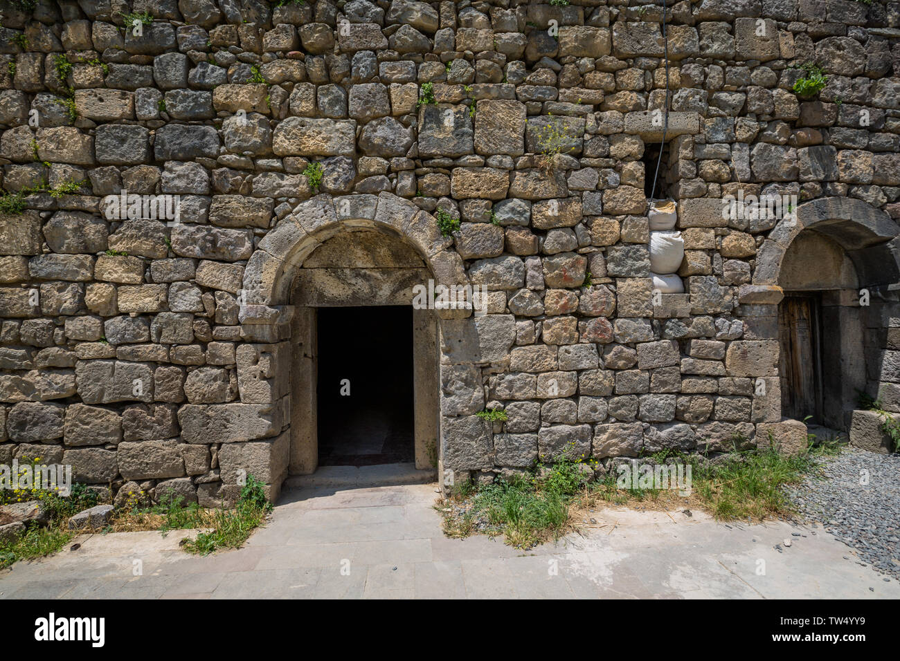 Entrée d'un vieux bâtiment de pierres disposées en Arménie Banque D'Images