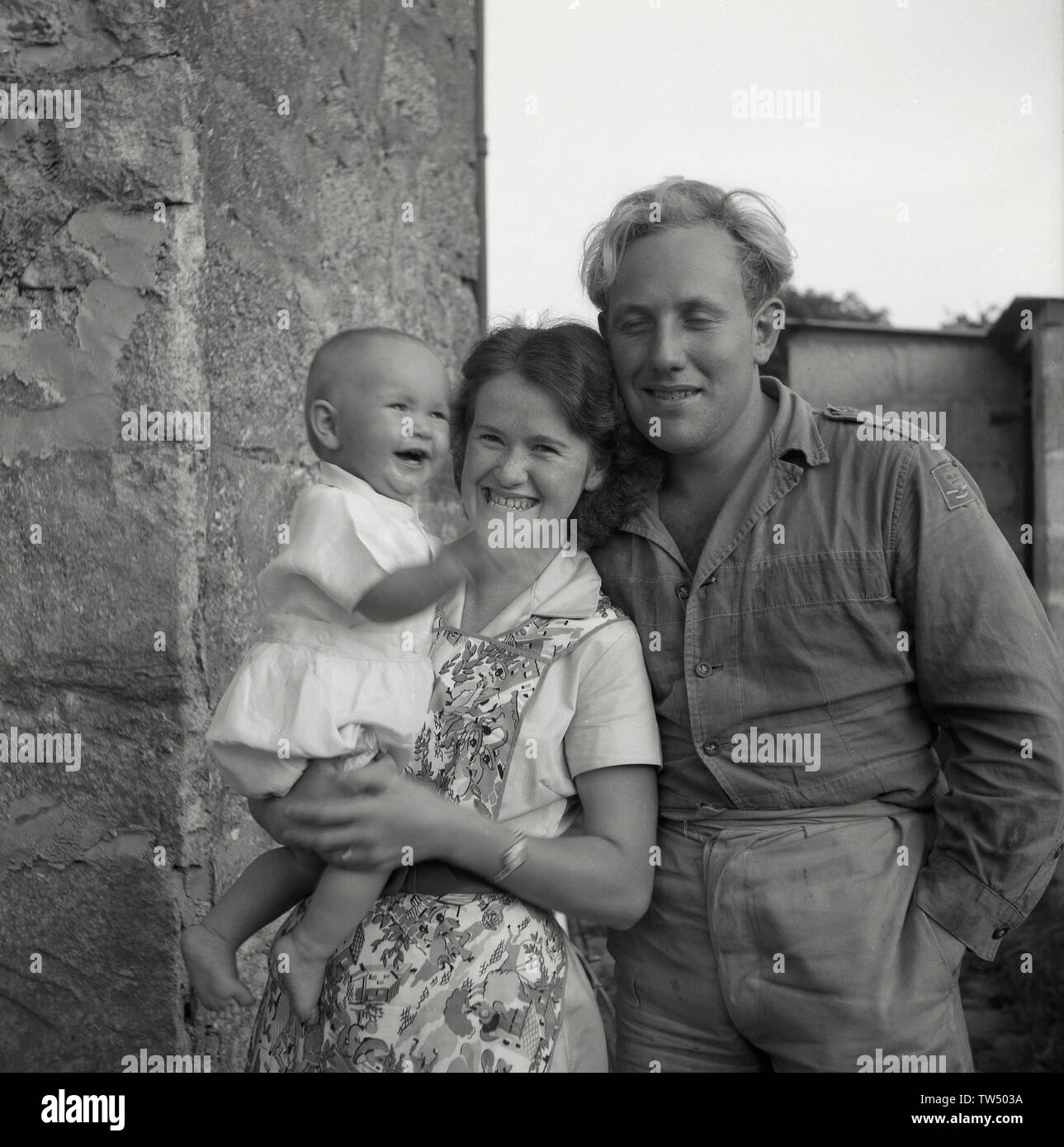 Annees 1950 Historiques Jeune Couple Italien Avec Leur Transmission Heureux Bebe Dolomites Italie Photo Stock Alamy
