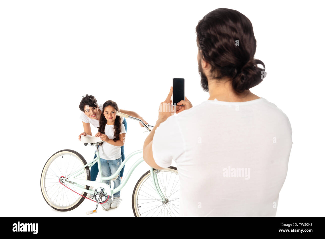 Vue arrière de l'homme prenant photo de femme latine et sa fille près de location isolated on white Banque D'Images