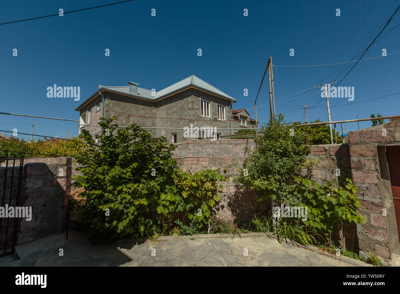 Maison d'habitation construite en pierre et de pierres grises à Erevan Banque D'Images