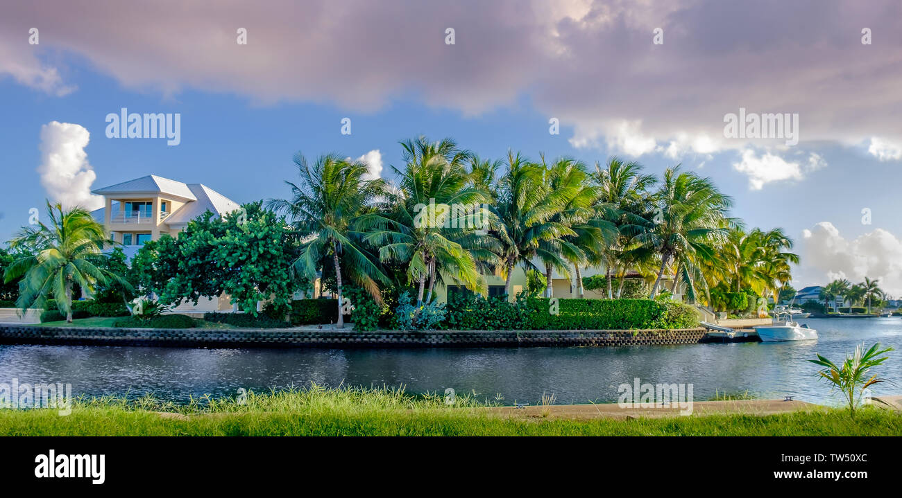 Grand Cayman, îles Caïmans, Nov 2018, maisons de la grande région portuaire par un canal menant à la mer des Caraïbes Banque D'Images