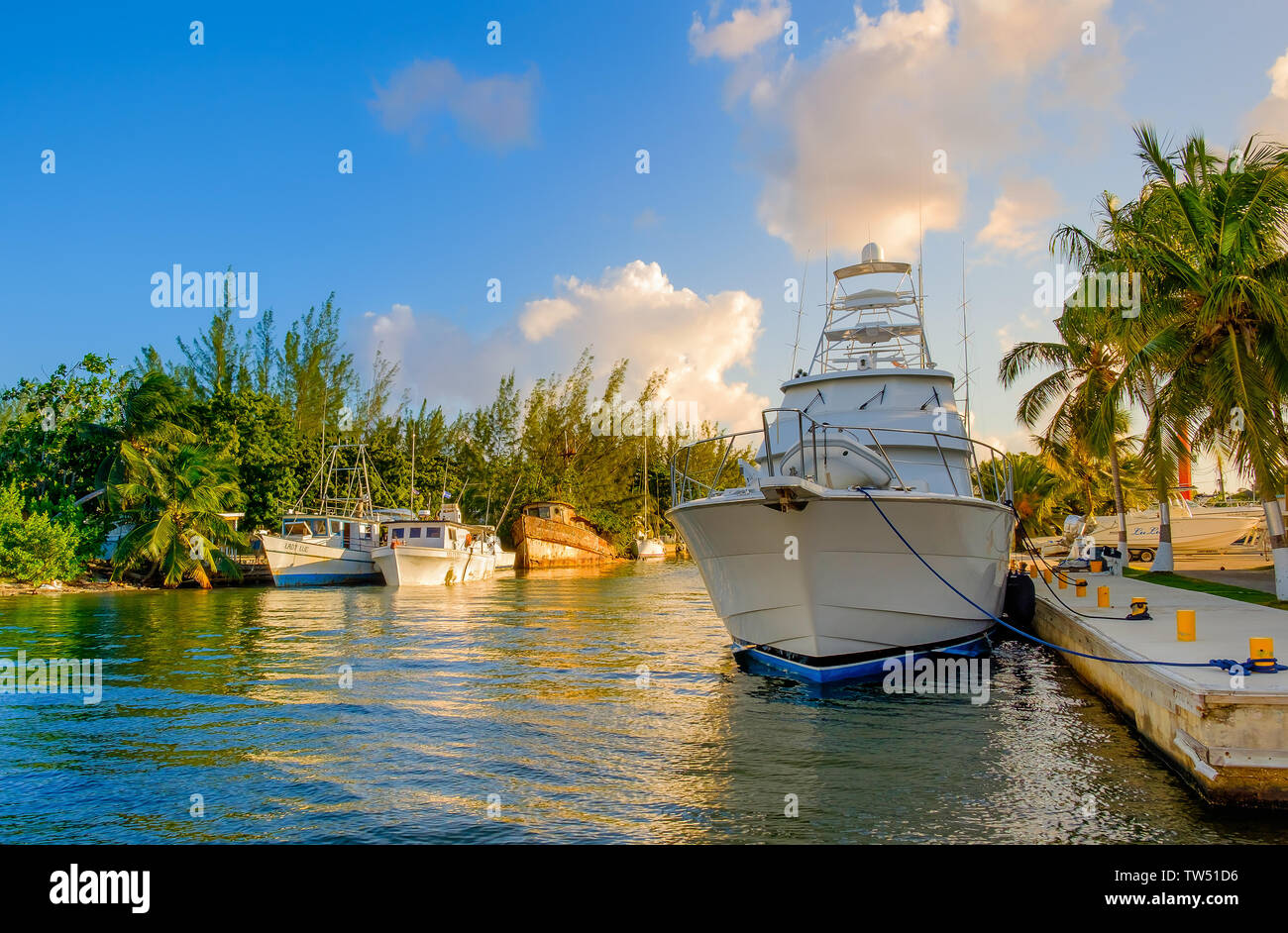 Grand Cayman, îles Caïmans, juin 2018, bateaux dans un des canaux conduisant à la mer des Caraïbes Banque D'Images