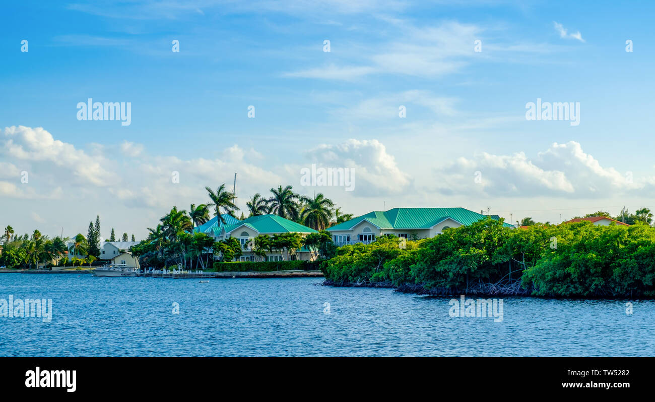 Grand Cayman, îles Caïmans, janvier 2019, maisons près de la mer des Caraïbes dans la zone résidentielle de Governor's Creek Banque D'Images