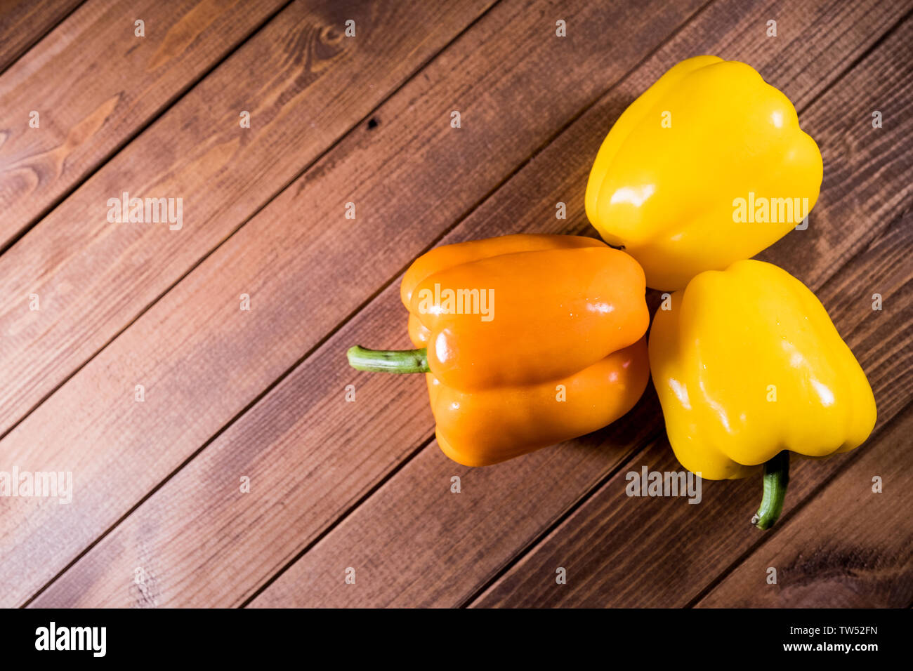 Paprika frais colorés sur une table en bois sombre. Les légumes frais. Banque D'Images