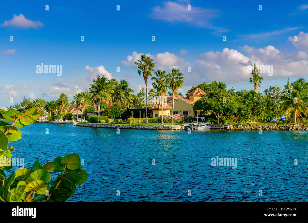 Grand Cayman, îles Caïman, janvier 2019, villa au bord de la mer des Caraïbes dans la région de Governors Creek Banque D'Images