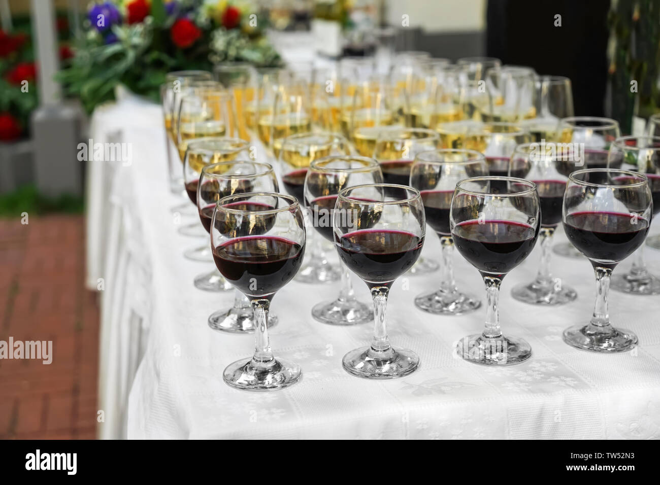 De nombreux verres de vins différents sur table de fête Banque D'Images