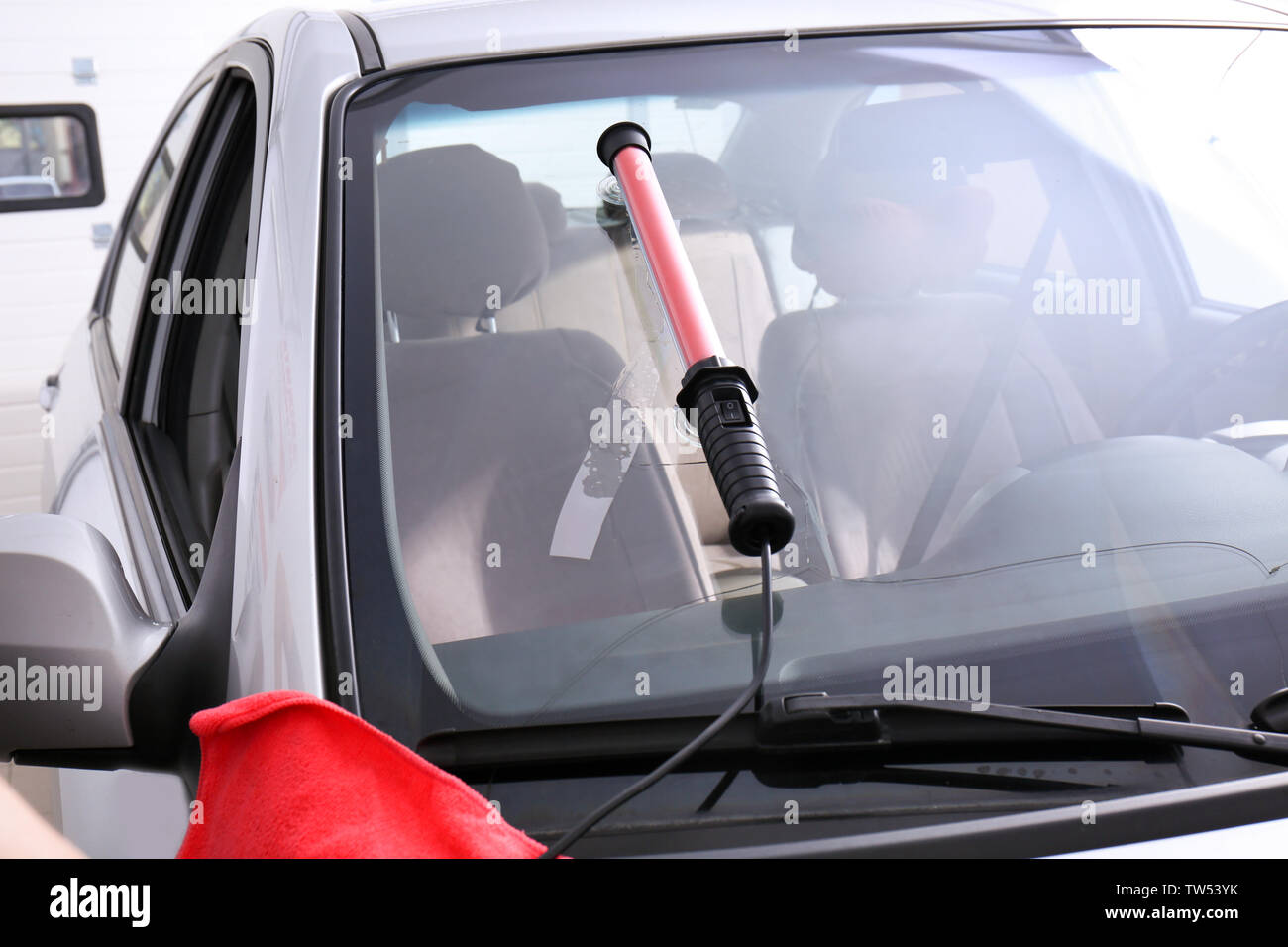 Crack fixation sur pare-brise de voiture dans l'atelier de réparation Banque D'Images