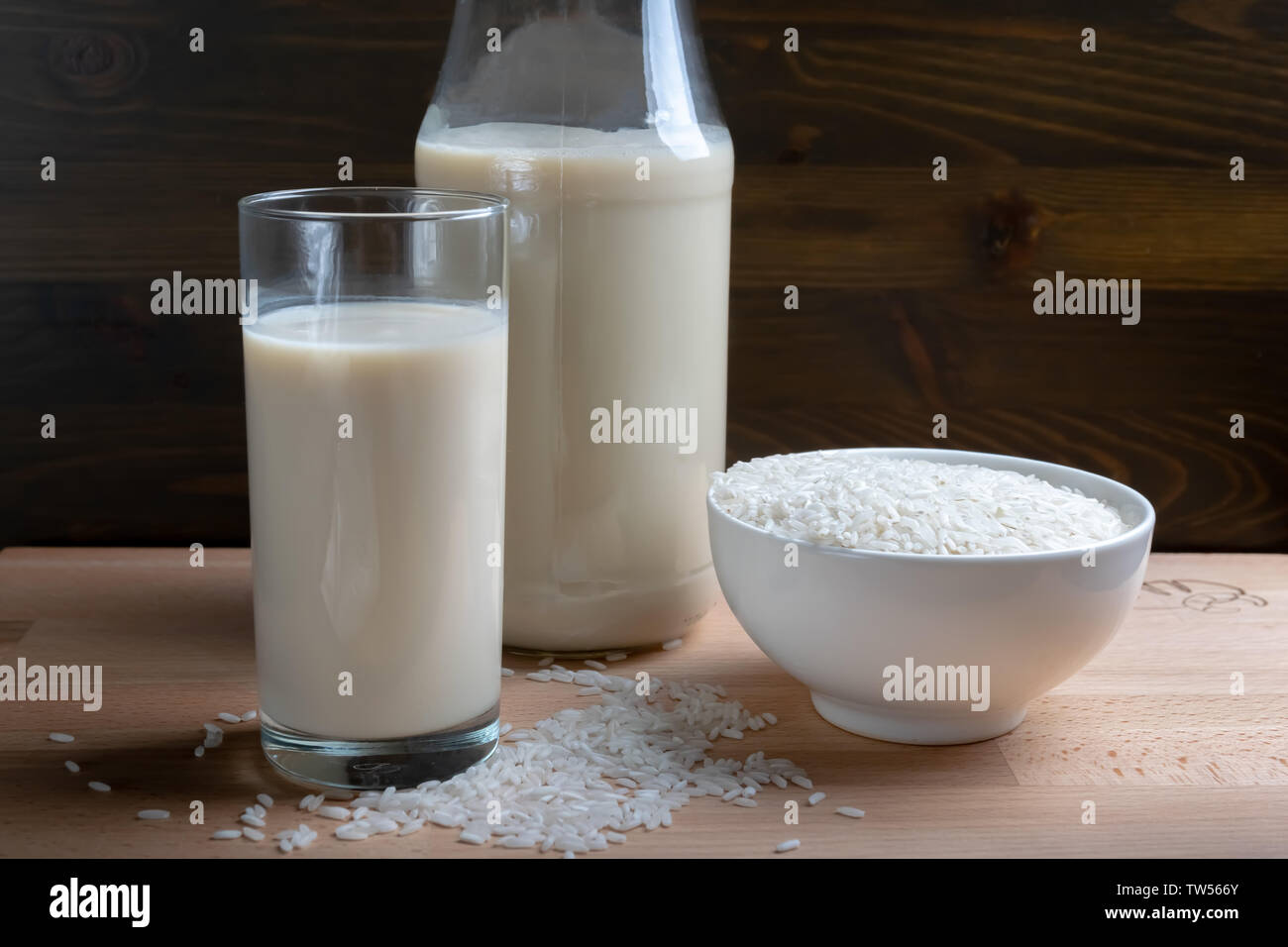 Verre de lait de riz et de semences de riz biologique sur fond de bois ...