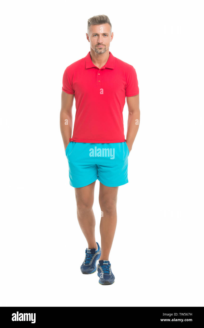 Sport style. Vêtements à la mode et vêtements pour homme. Visage calme homme  posant avec confiance fond blanc. L'homme a l'air beau en chemise et  pantalon. Guy le sport tenue. Concept de