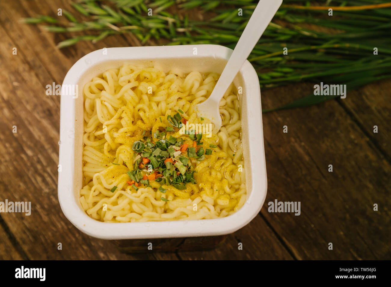 Les nouilles instantanées sur une vieille table en bois Vue de dessus Banque D'Images