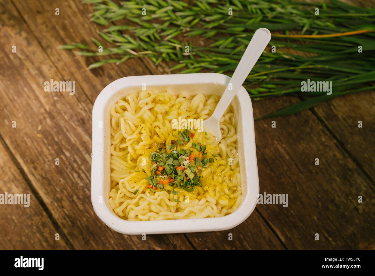 Les nouilles instantanées sur une vieille table en bois Vue de dessus Banque D'Images