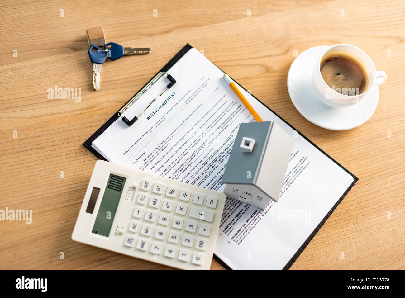 Vue de dessus de tasse de café près de presse-papiers avec contrat de location, le lettrage sur le tableau Banque D'Images