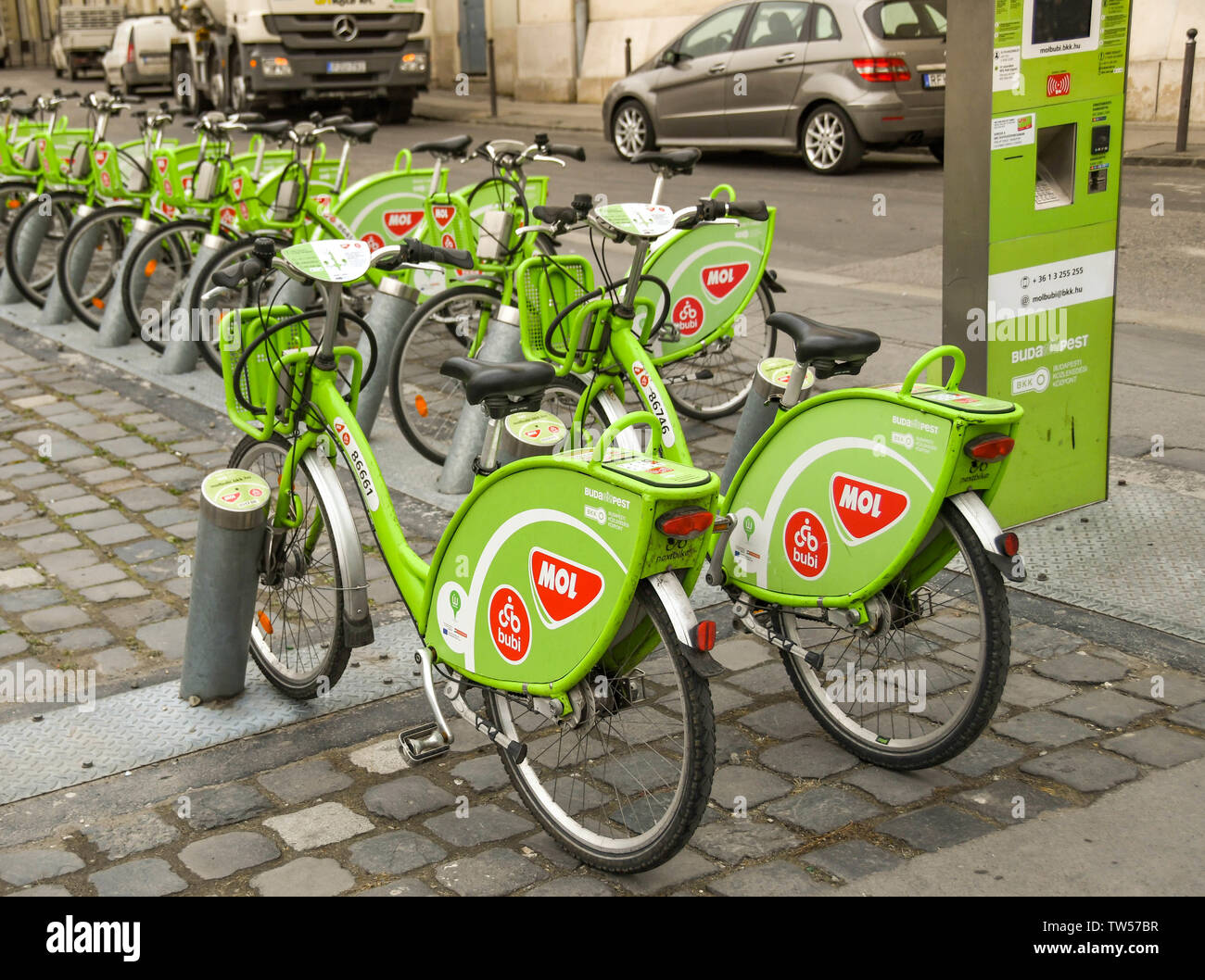 BUDAPEST, HONGRIE - Mars 2018 : location de bicyclettes dans leurs stations d'accueil dans le centre-ville de Budapest. Banque D'Images