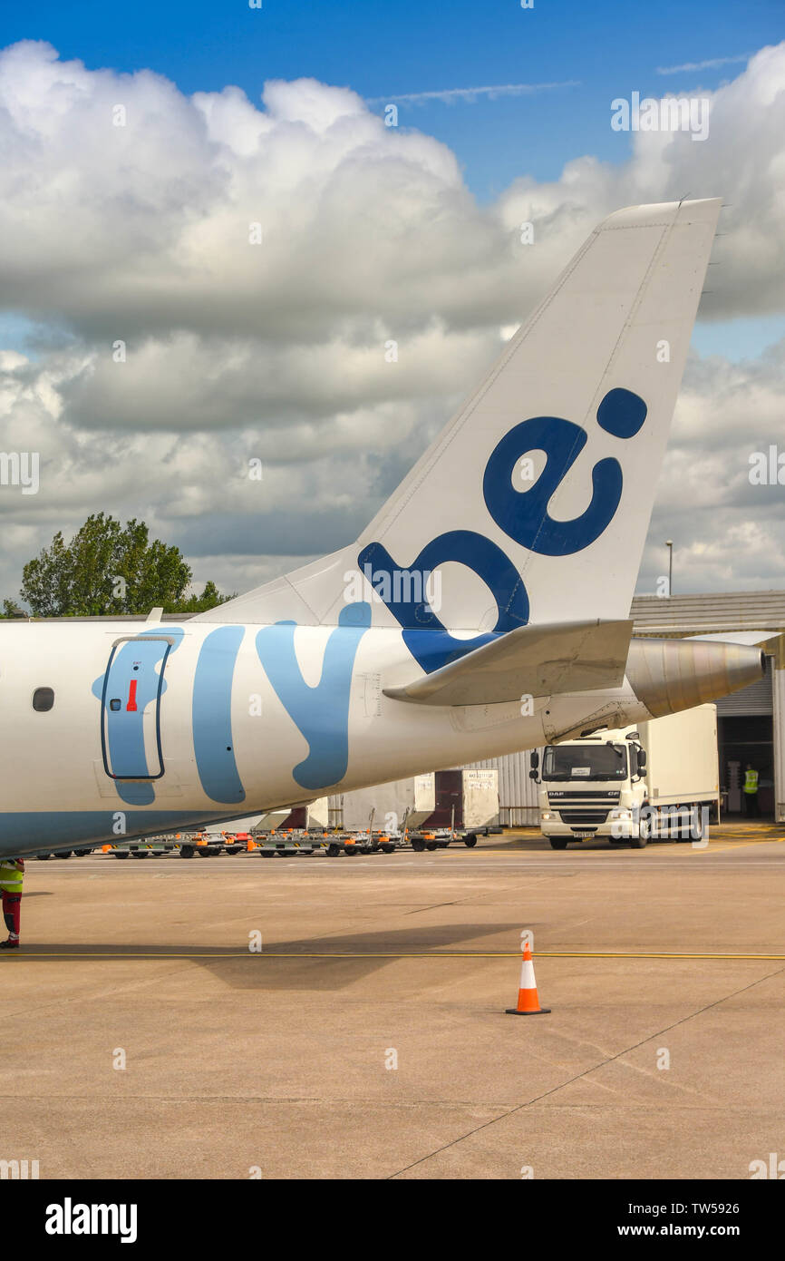 L'aéroport de Cardiff au Pays de Galles - Juin 2019 : Logo de la compagnie sur la queue d'un Flybe Embraer E175 jet à Cardiff. Banque D'Images