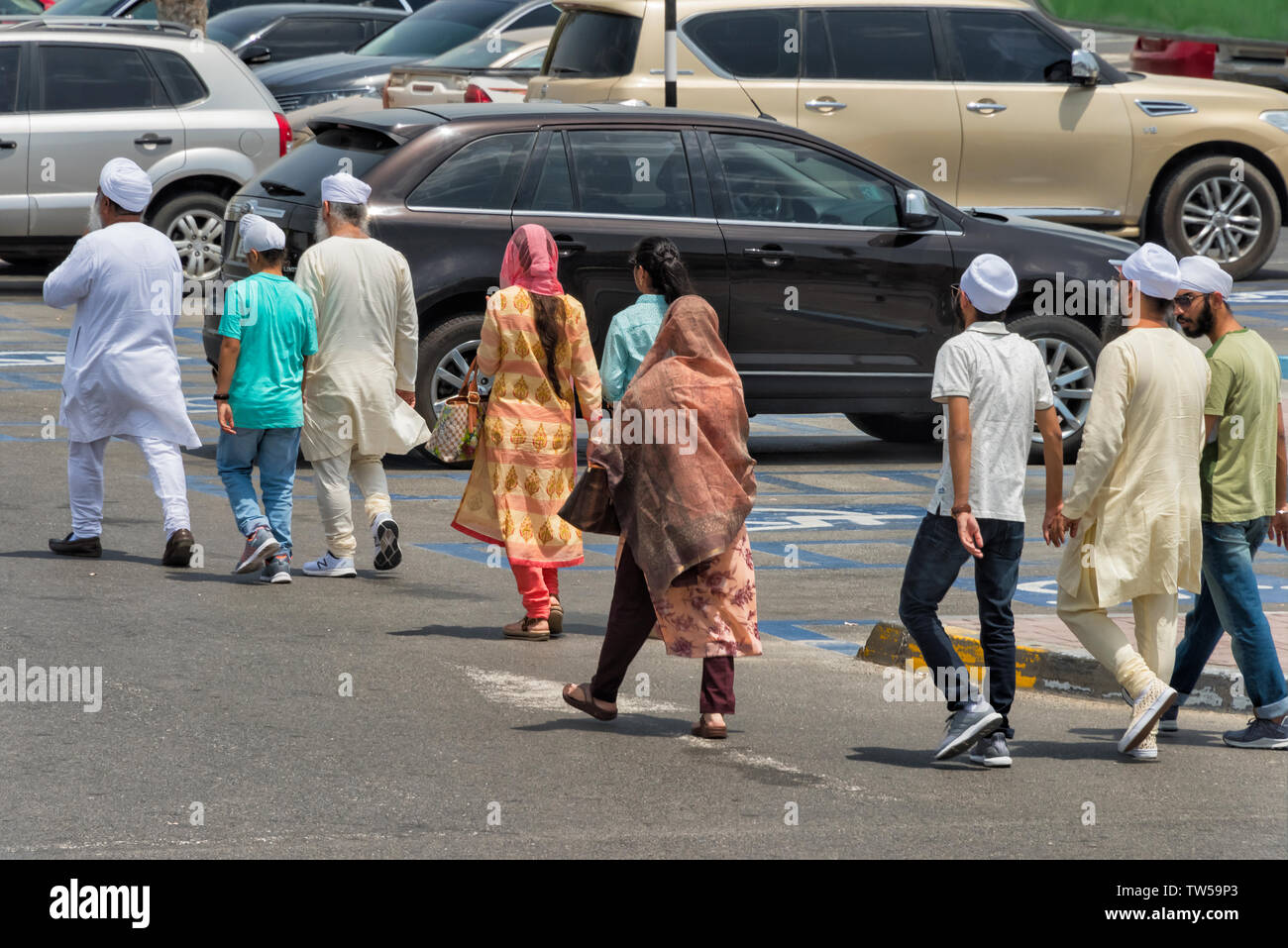 Les personnes qui traversent la rue, Abu Dhabi, Émirats Arabes Unis Banque D'Images