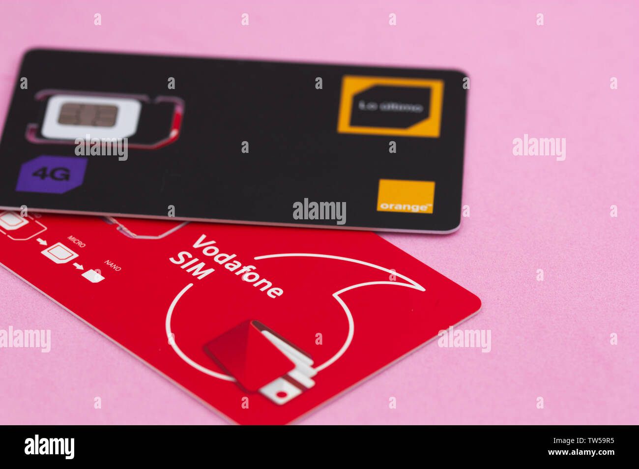Juin 2019. Valence, Espagne. Les cartes SIM pour se connecter à Orange et Vodafone, les entreprises de télécommunications using smartphones Banque D'Images