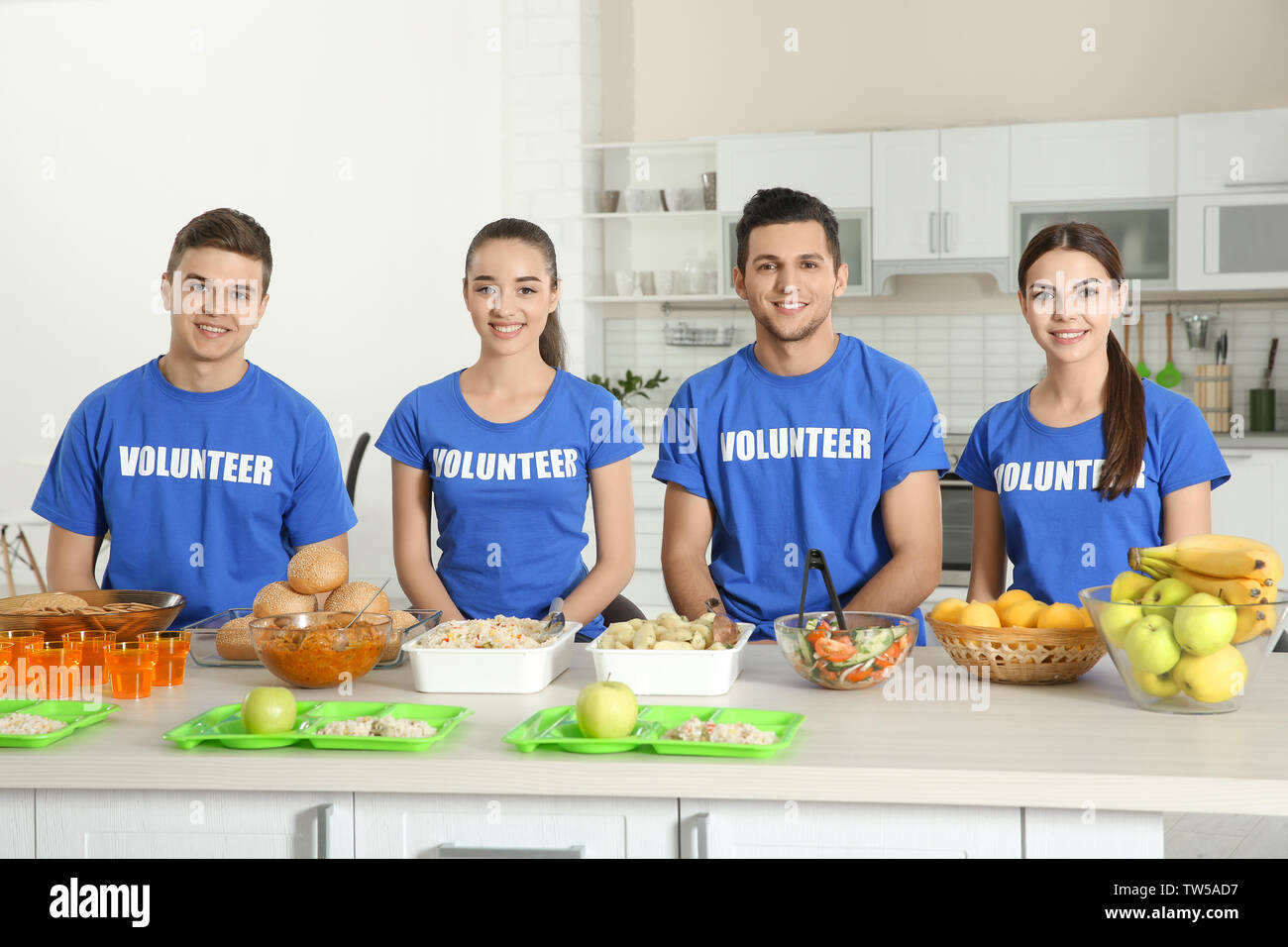 Équipe de jeunes bénévoles prêts à servir de la nourriture aux sans-abri de cuisine Banque D'Images