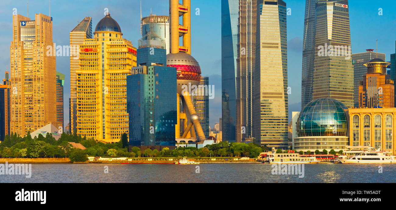 Oriental Pearl TV Tower et immeubles en hauteur par la rivière Huangpu, Pudong, Shanghai, Chine Banque D'Images