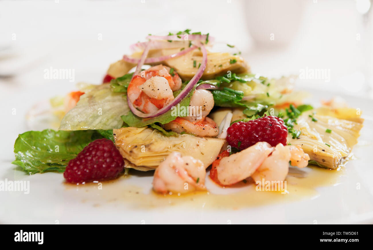 Entrée élégante avec les crevettes et la salade - plat sain Banque D'Images